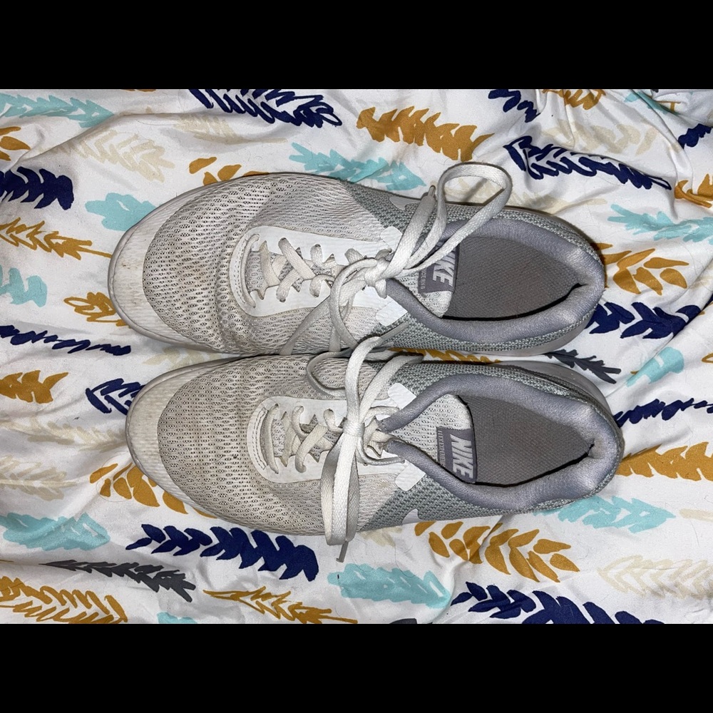 grayish nike workout shoes